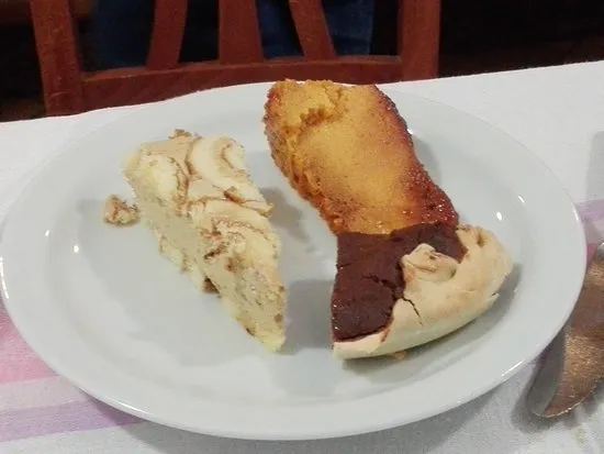 Due fette di dolci della casa